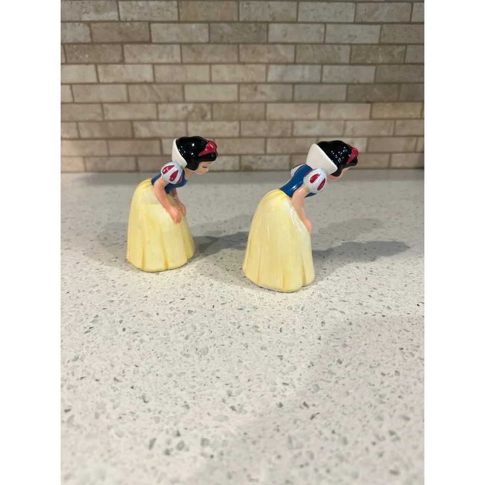 Disney's Snow White‎ Salt/ Pepper Shaker With Bottom Cap. Good Condition